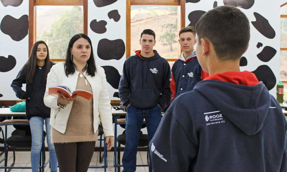 Alunos aprendendo habilidades sociais na escola