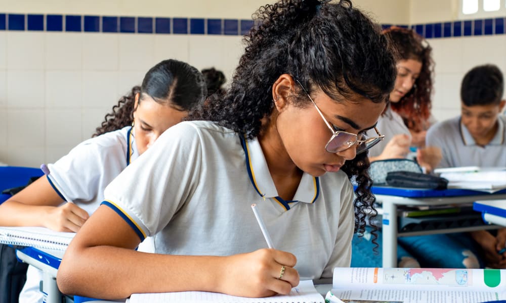 FUNDAÇÃO ROGE: jovens escrevendo sobre formação humana na escola