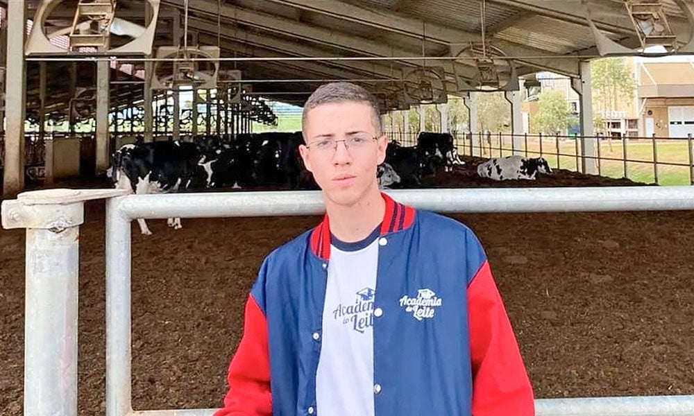 aluno do curso técnico em agropecuária gratuito da FUNDAÇÃO ROGE na fazenda