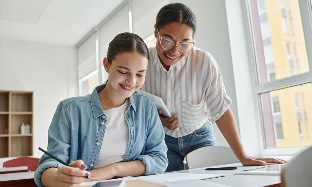 FUNDAÇÃO ROGE: aluna e professora em escola em período integral