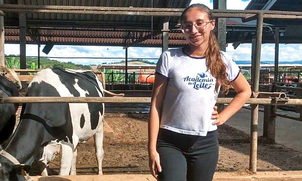Aluna da FUNDAÇÃO ROGE na fazenda no curso de agropecuária com foco em bovinocultura leiteiraAluna da FUNDAÇÃO ROGE na fazenda no curso de agropecuária com foco em bovinocultura leiteira